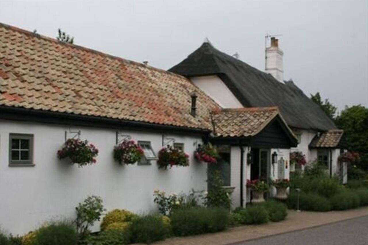 Golden Ball Hotel Elsworth Εξωτερικό φωτογραφία