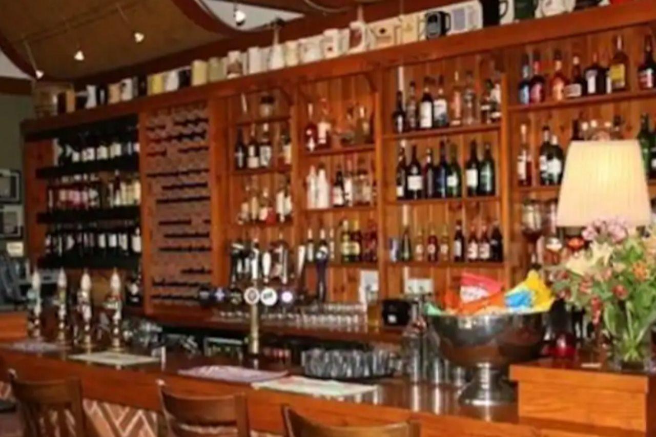 Golden Ball Hotel Elsworth Εξωτερικό φωτογραφία