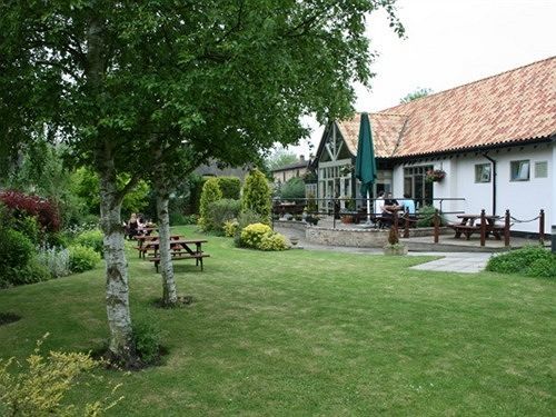 Golden Ball Hotel Elsworth Εξωτερικό φωτογραφία